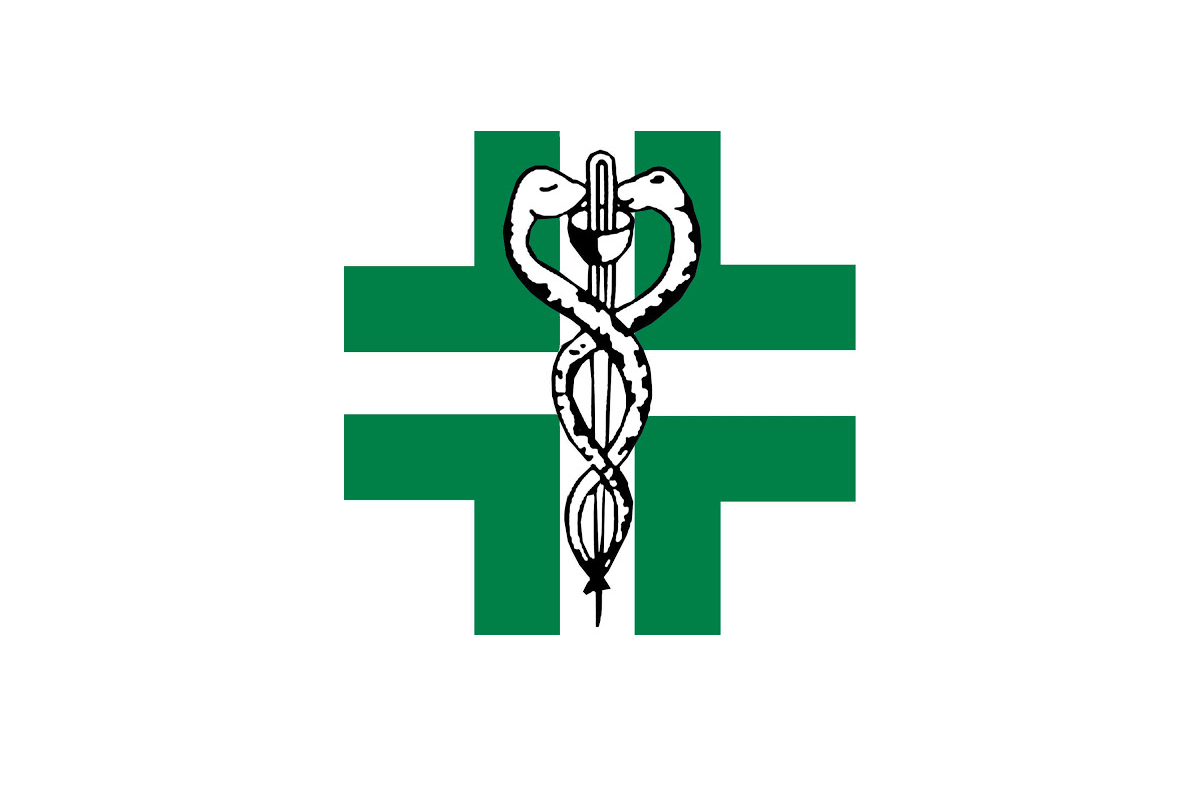 Bastone alato con due serpenti attorcigliati intorno a esso, detto caduceo, inserito in una croce verde su fondo bianco.